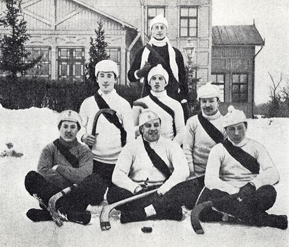 Harolds ar saviem Unions komandas biedriem spēlē hokeju 1909. Gadā