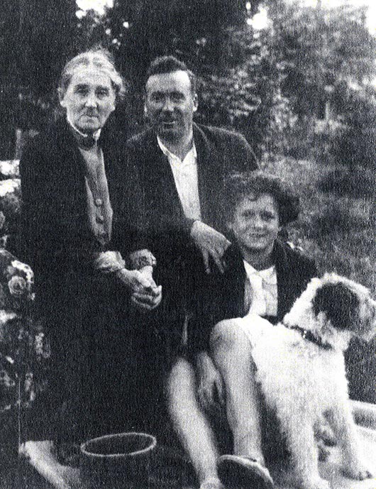 Harolds savā vasarnīcā Bulduros ar māti Kordēliju un meitu Ronu 20. gados.